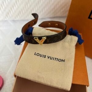 LV Essential V Bracelet